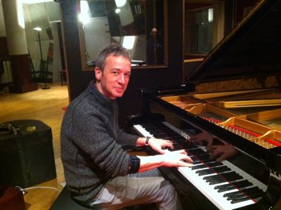 Pianiste au clavier d’un piano à queue Fazioli