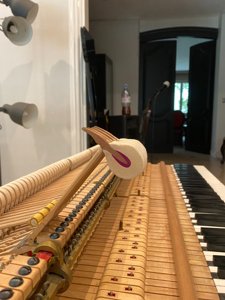 Vue rapprochée des marteaux et des feutres d’une mécanique.